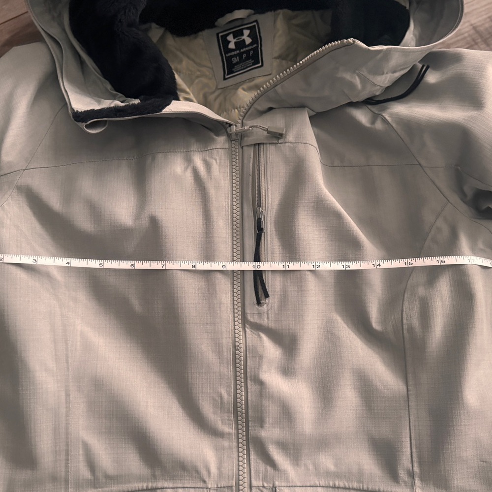 Under Armour women’s Light Gray Performance Jacket